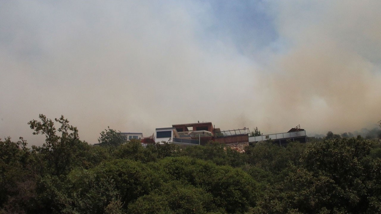 Antalya'da makilik alanda yangın: Evler boşaltıldı