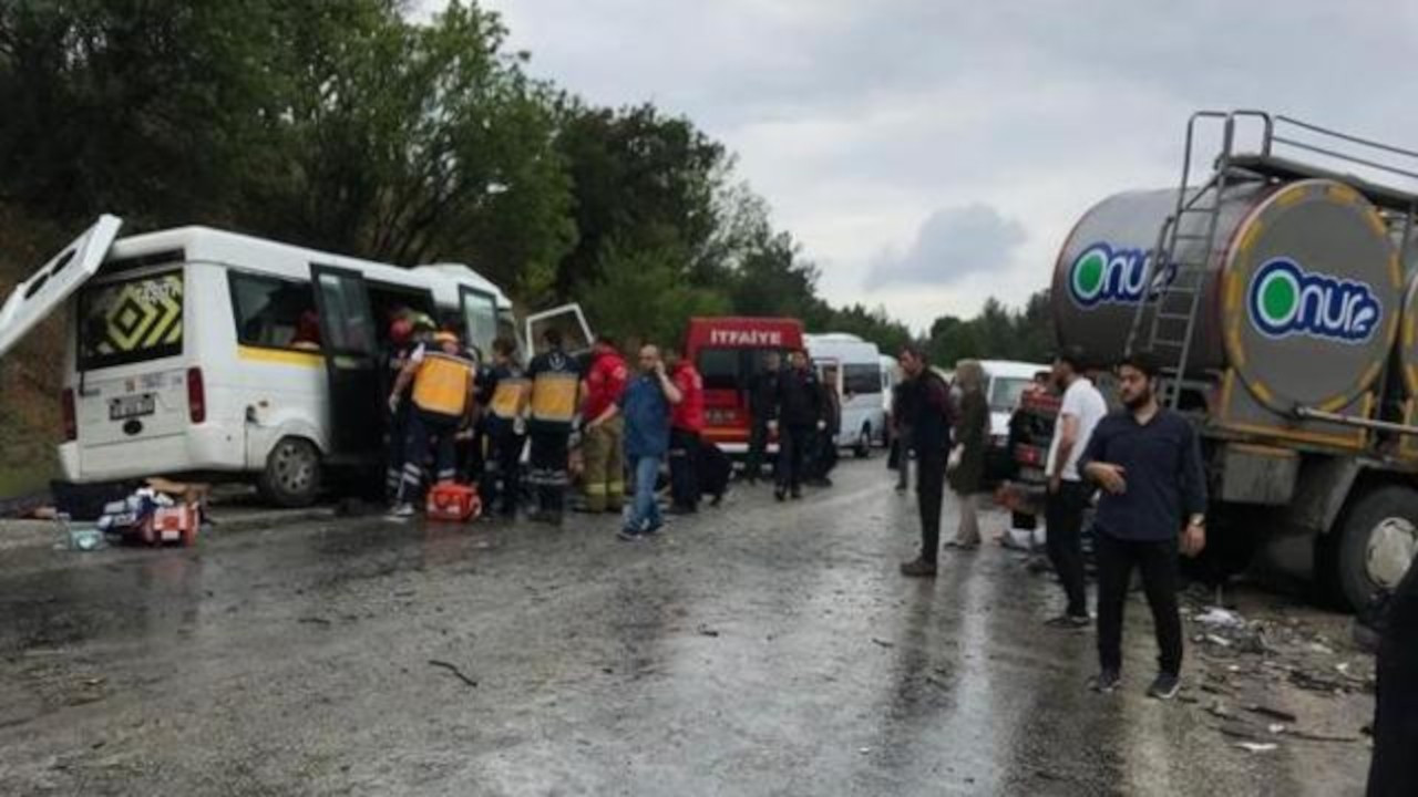 Balıkesir'de kaza: 8 ölü, 10 yaralı