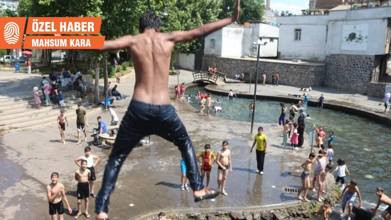 Çocuklar tehlikeye rağmen Anzele Suyu'nda serinliyor