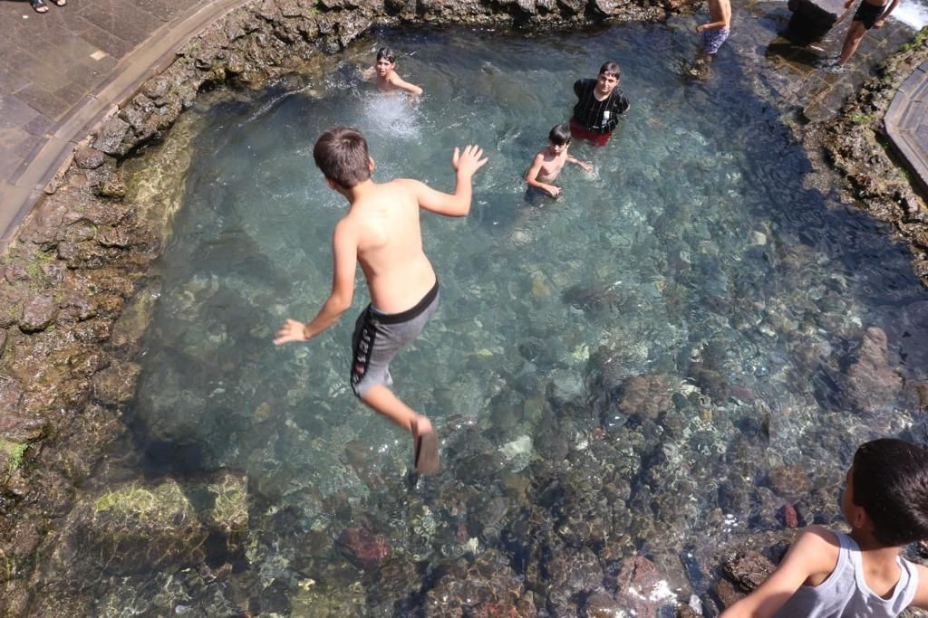 Çocuklar tehlikeye rağmen Anzele Suyu'nda serinliyor - Sayfa 1