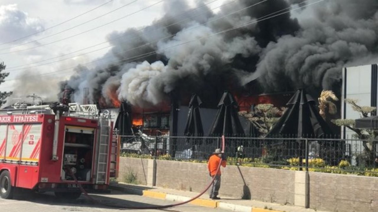 Diyarbakır’da kozmetik fabrikasında yangın: Yaralılar var