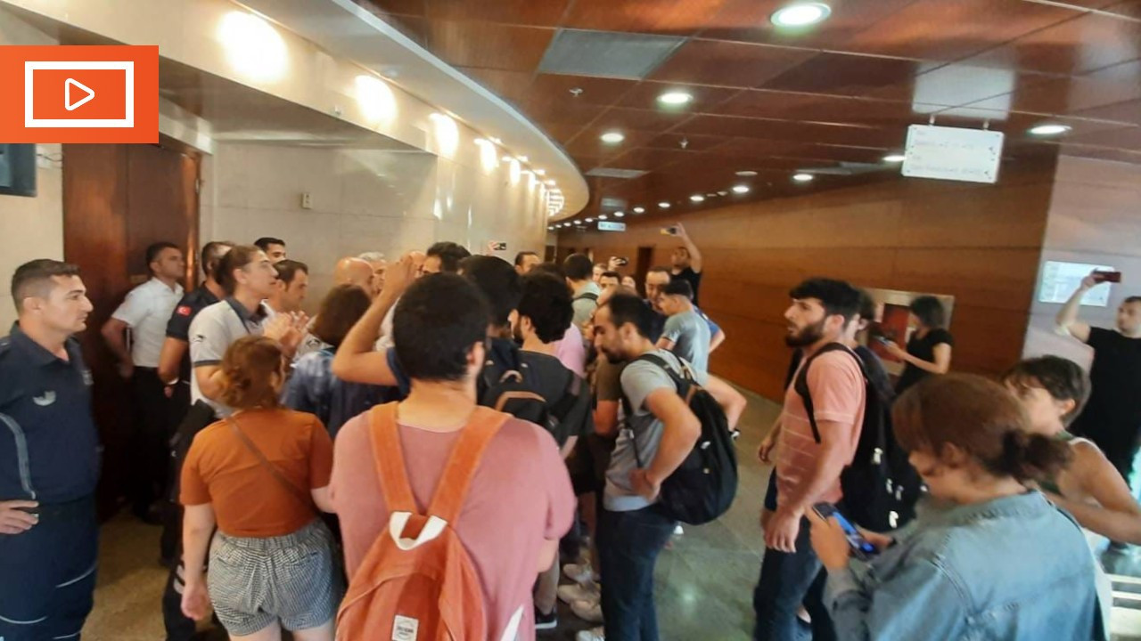 İzmir'de zamları protesto eden öğrencilerin Belediye Meclisi'ne girişi engellendi