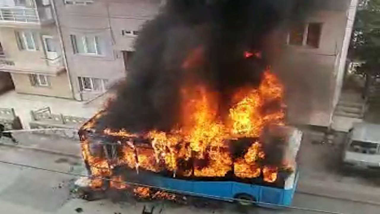Sivas'ta park halindeki halk otobüsü yandı