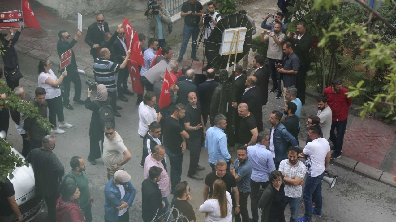 HDP önünde provokasyon: 'Bir gece ansızın gelebiliriz'
