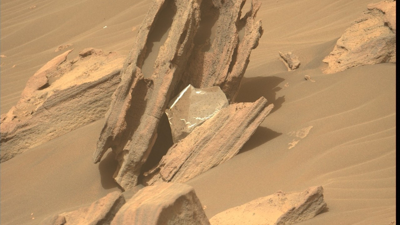 NASA'nın uzay aracı Perseverance, Mars'ın yüzeyinde çöp tespit etti
