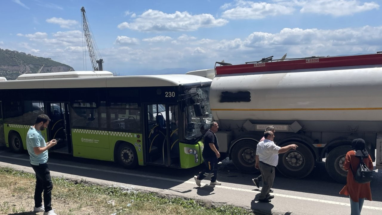 Belediye otobüsü tankere çarptı: 11 yaralı
