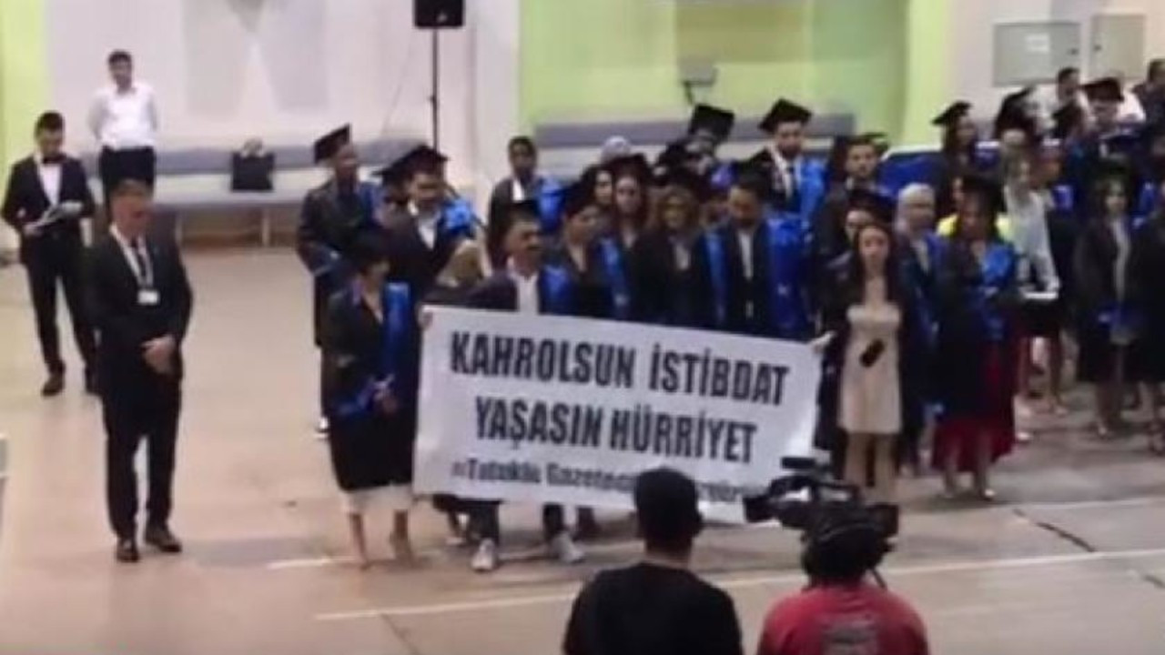 AÜ'de öğrenciler pankart açtı, rektör törenden ayrıldı