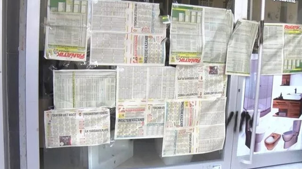 Duşakabin bilmecesi: Gazete kağıdıyla kapatılan yazı...