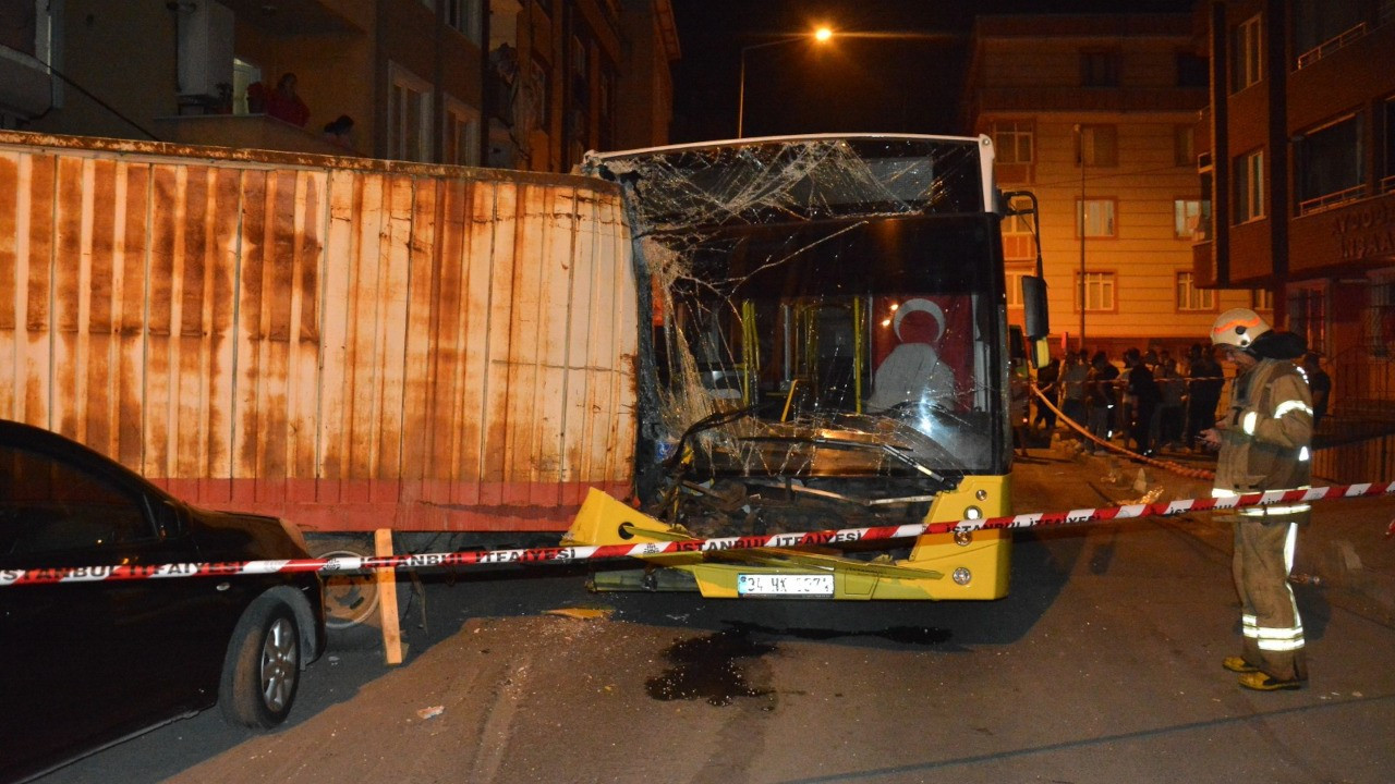 Eyüpsultan'da İETT otobüsü 17 araca çarptı, şoförü kaçtı
