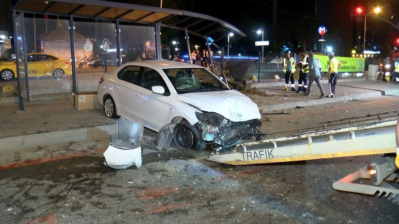 Kadıköy'de makas kazası: 1'i ağır 5 yaralı