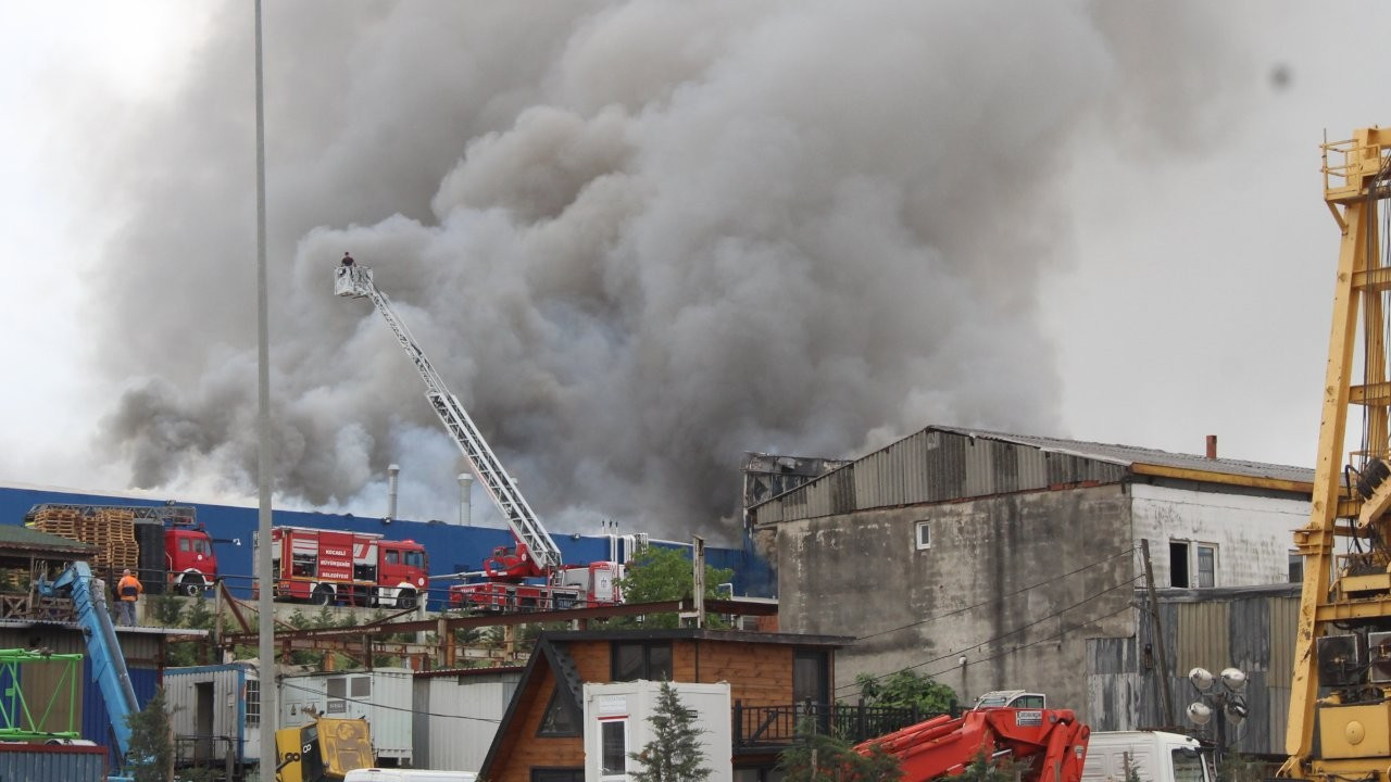 Kocaeli'de ilaç fabrikasında patlama sonrası yangın