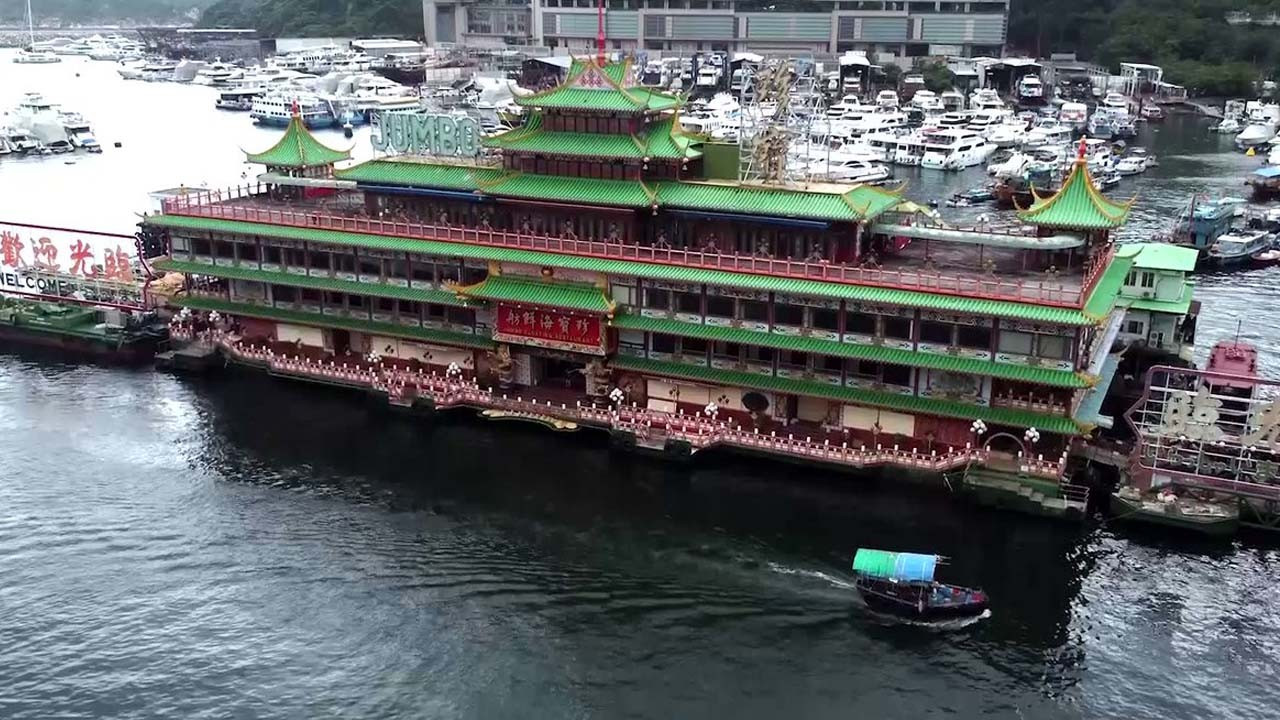 Hong Kong'un simgelerinden yüzen restoran Jumbo battı