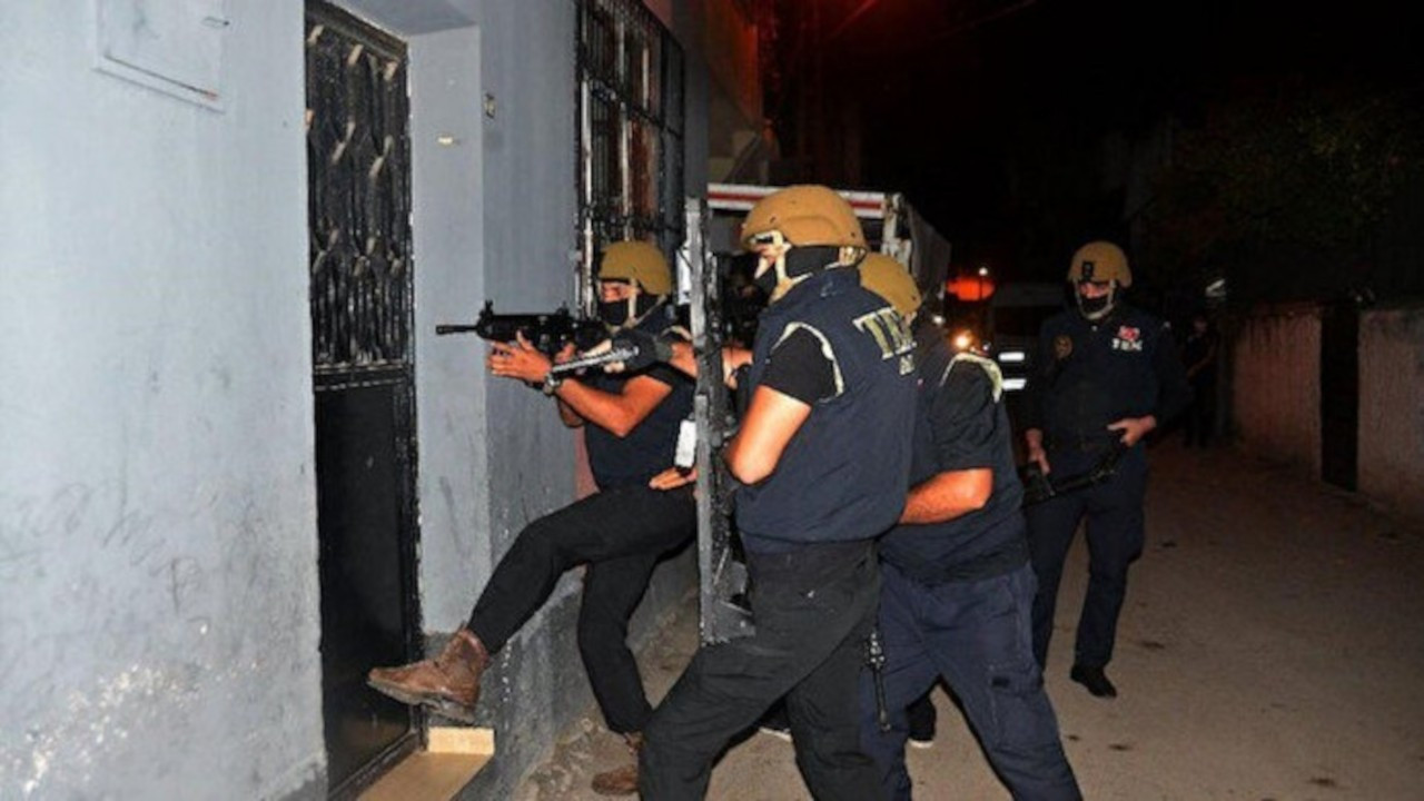 Tarsus’ta ev baskınları: 20 gözaltı