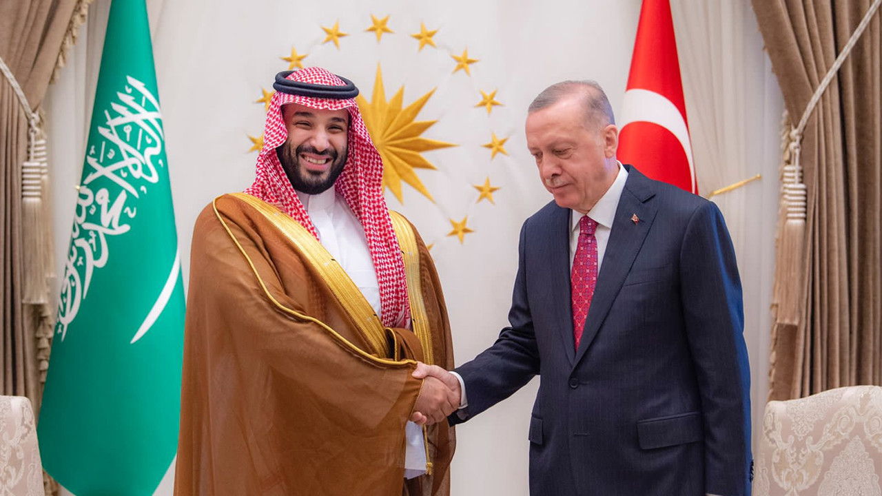 Suudi basını, görüşmeyi Erdoğan'ın yere baktığı fotoğrafla paylaştı