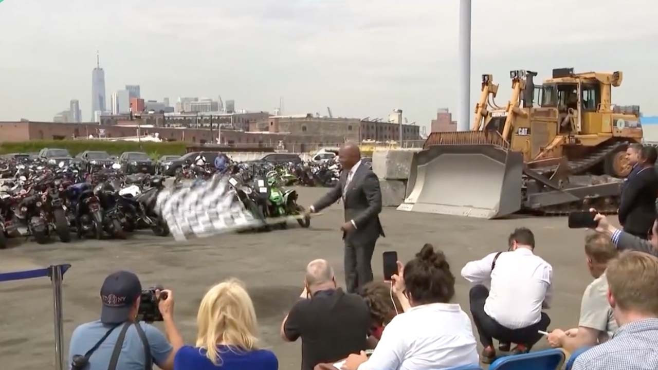 New York belediye başkanı ele geçirilen motosikletleri törenle imha ettirdi