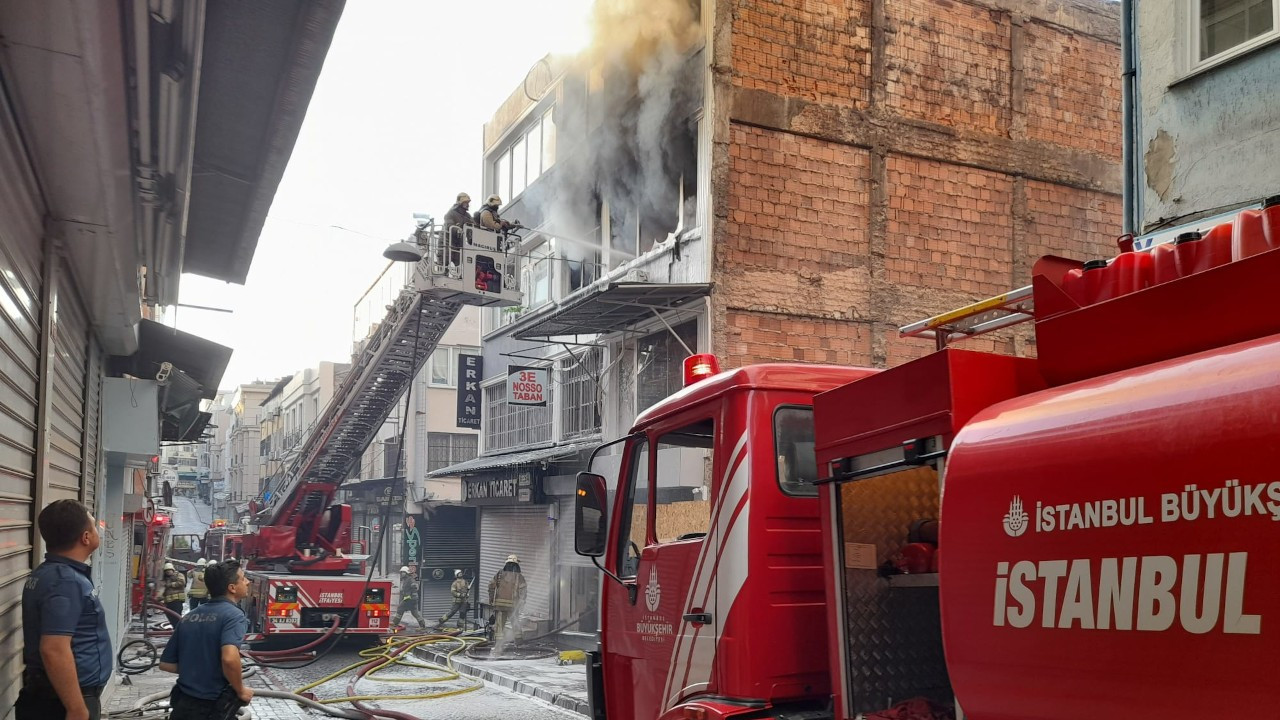 Fatih'te ayakkabı imalathanesinde yangın çıktı, iş yeri kullanılamaz hale geldi