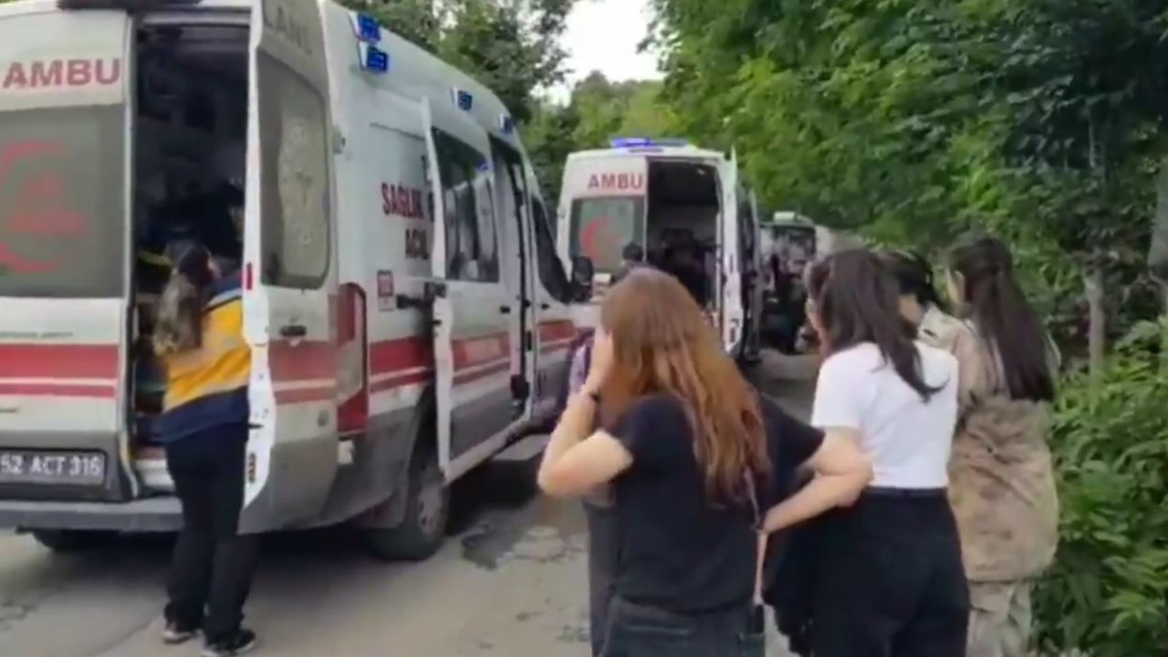 Akademisyenleri taşıyan midibüs devrildi: Dekan öldü, 19 kişi yaralı