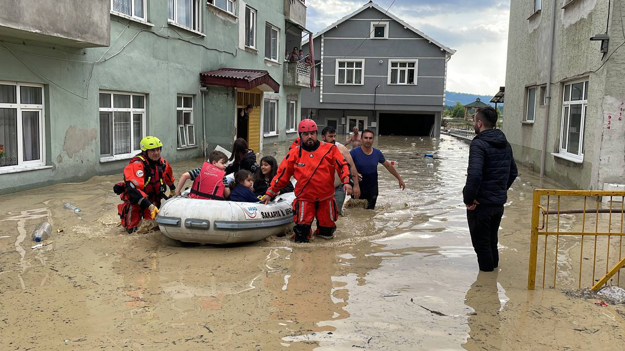 Zonguldak'ta şiddetli sağanak: Ev ve iş yerlerini su bastı