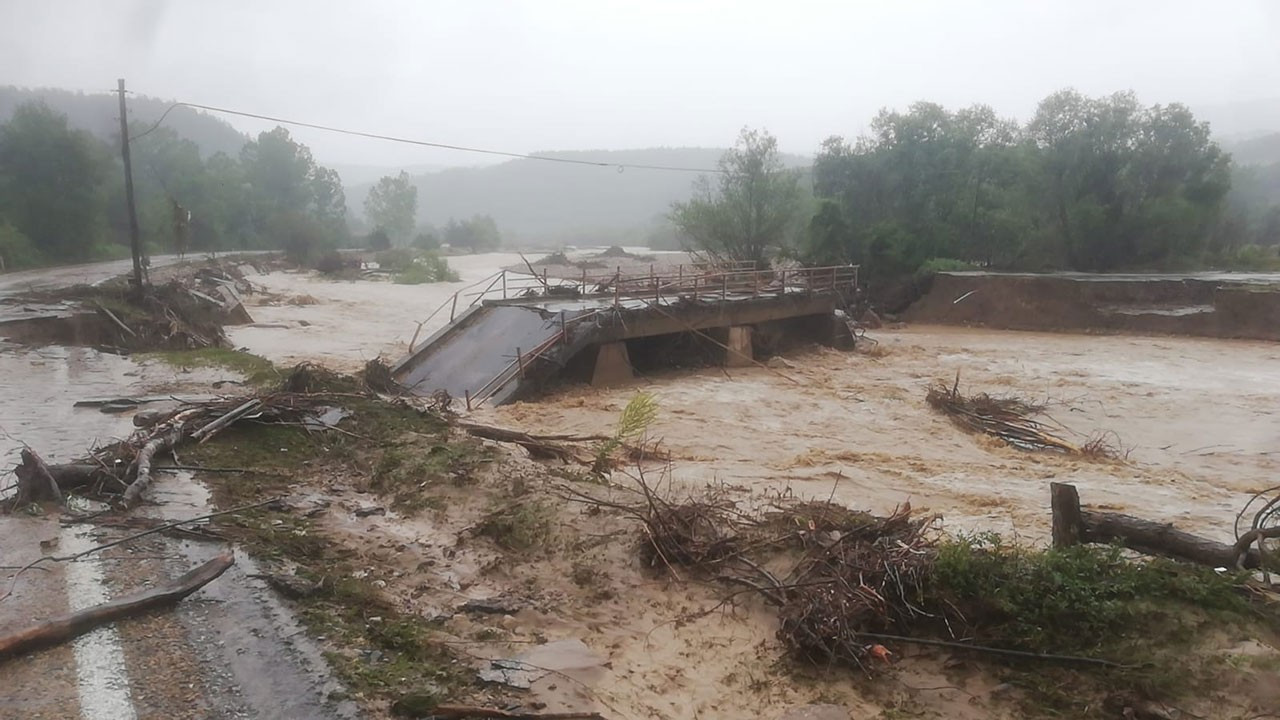 Bolu'da sel: İki köprü yıkıldı, yol çöktü
