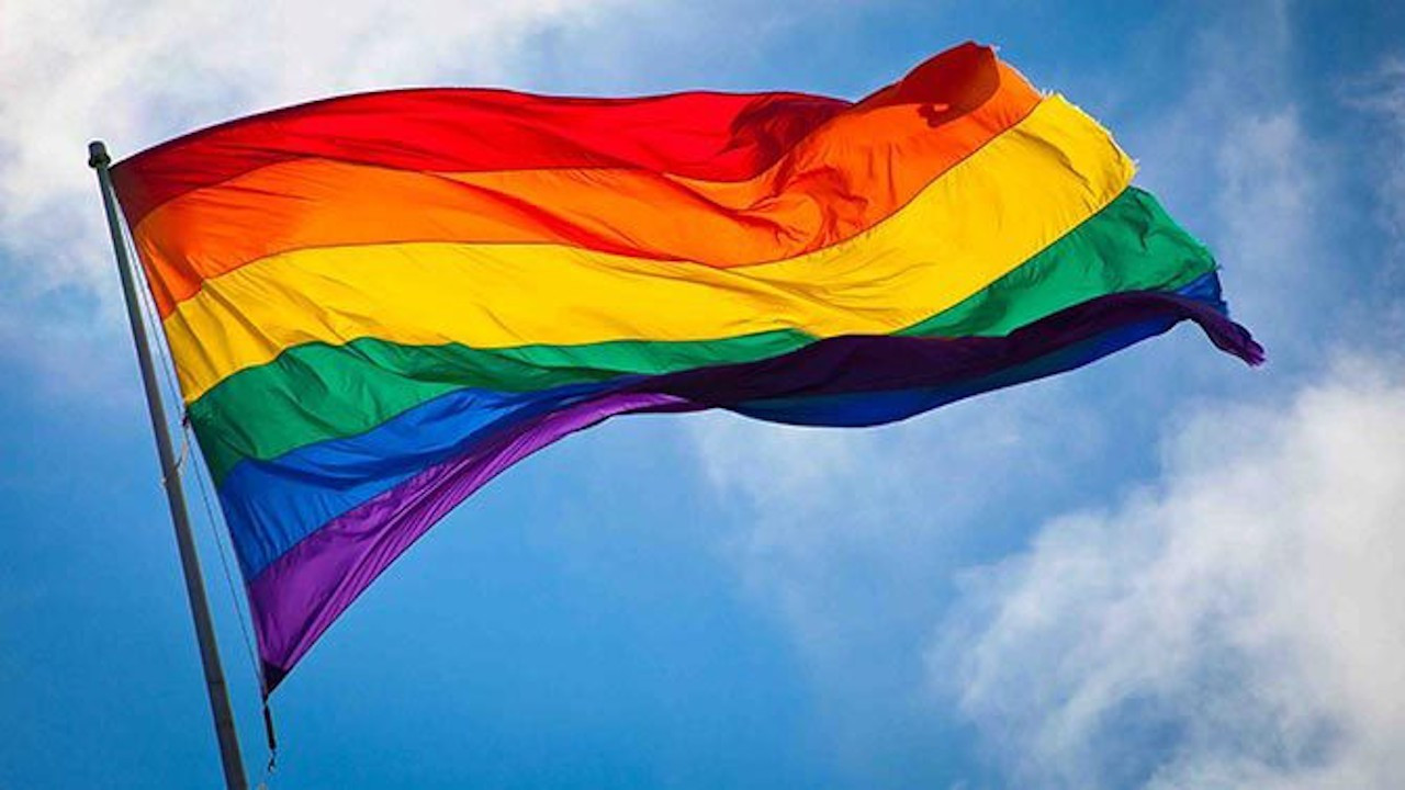 Tomlinson'ın İstanbul konseri öncesi LGBTI+ bayrakları çöpe atıldı