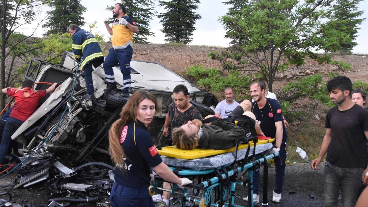 Fransız turistlerin karavanı otomobille çarpıştı: 5 ağır yaralı