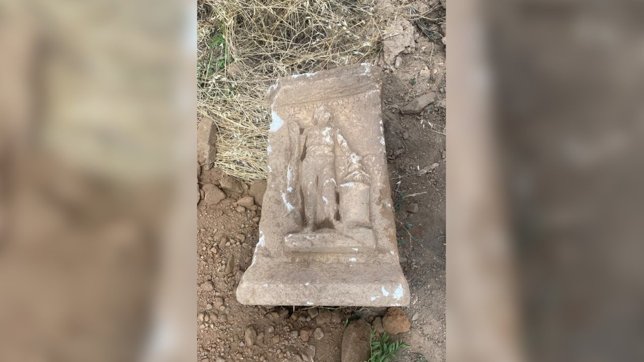 Sondaj kazısında Roma dönemine ait mezar steli bulundu