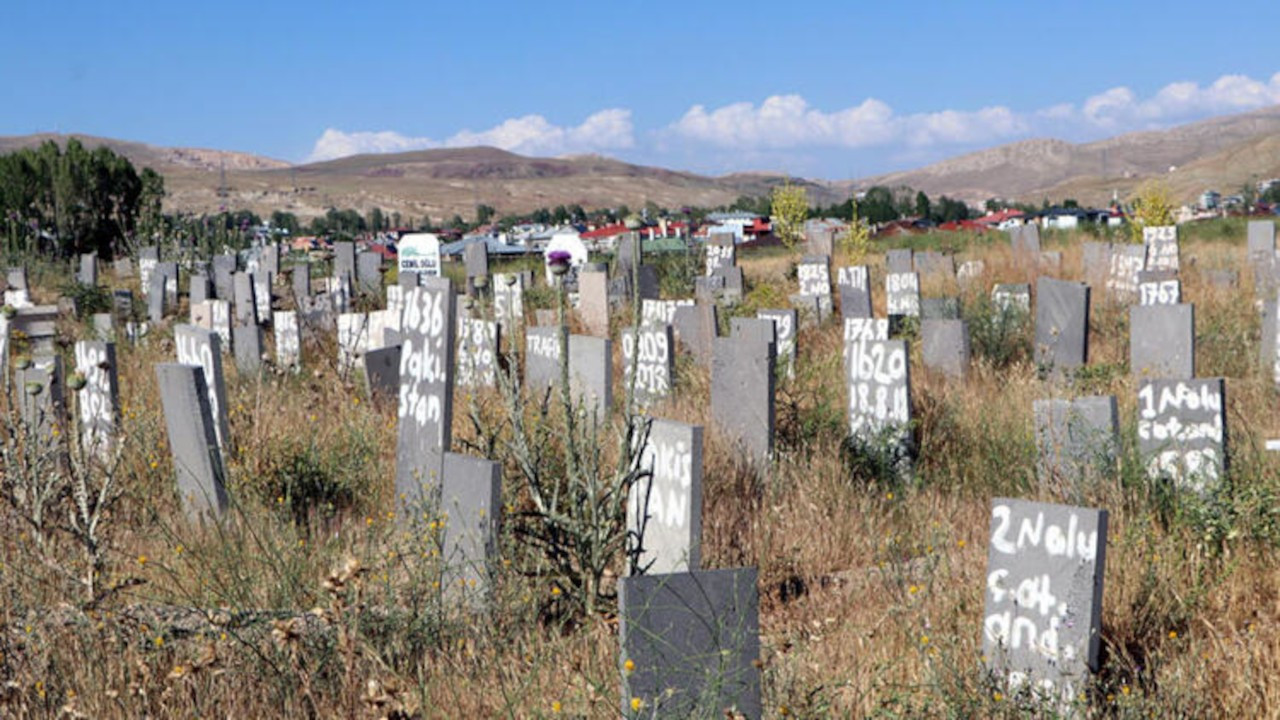 Yeni bir hayat düşlemişlerdi: 255 kimsesiz mezar...