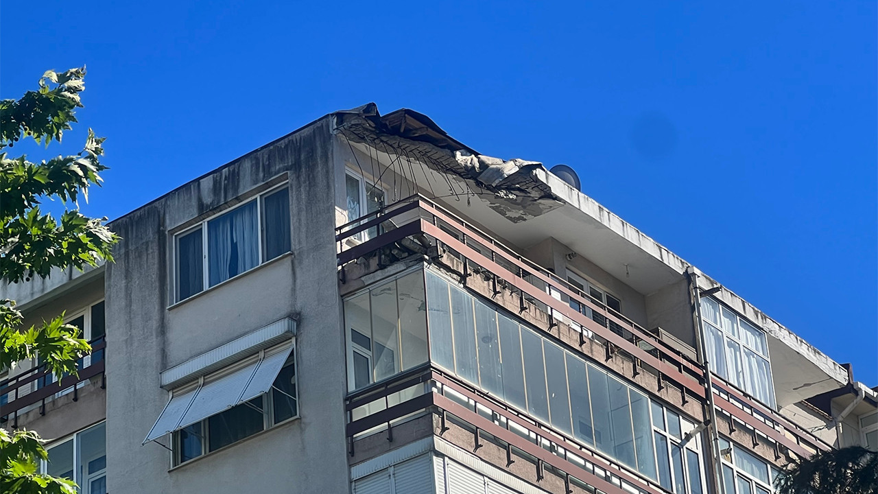 Kentsel dönüşüm kapsamındaki içi dolu apartmanın çatısı çöktü