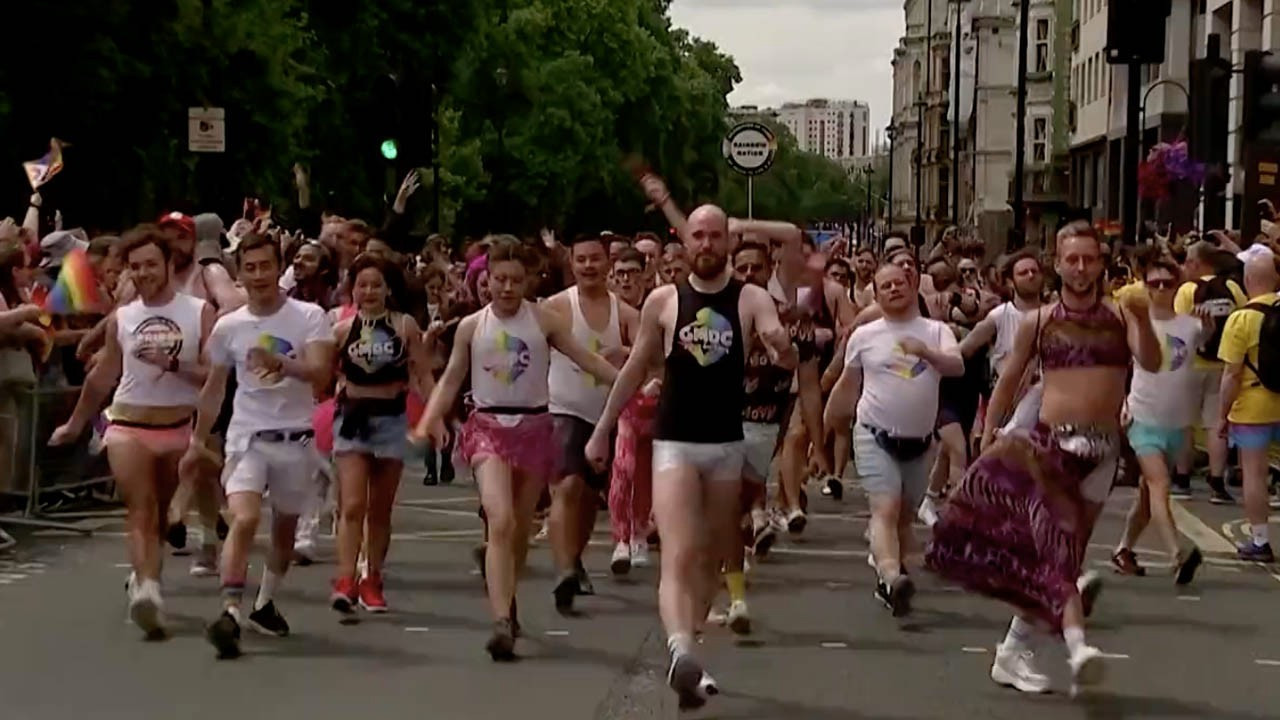 Londra'da yüz binlerce kişi Pride'ın 50. yıl dönümünü kutladı