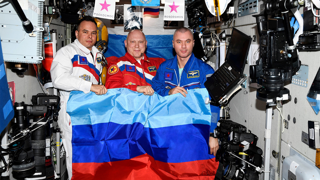 Rus kozmonotlar, uzay istasyonunda ‘Lugansk bayrağı’ açtı