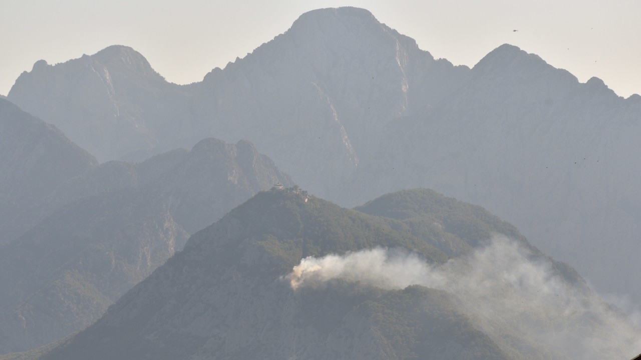 Antalya'da orman yangını: Teleferik seferleri durduruldu
