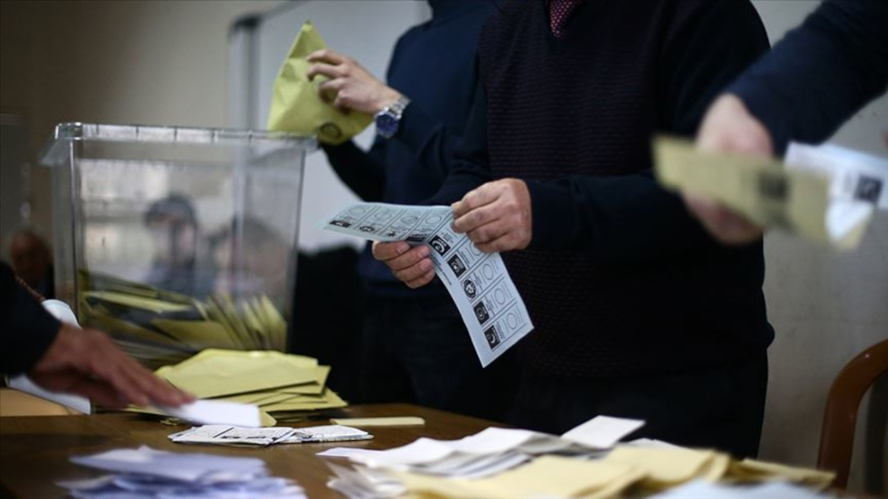 Son anket: AK Parti ciddi oy kaybına rağmen 5 şehrin dördünü kazanıyor