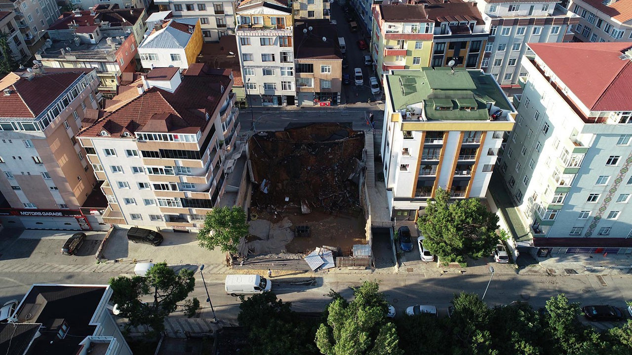 Üsküdar'da istinat duvarı çöktü: 3 bina tahliye edildi
