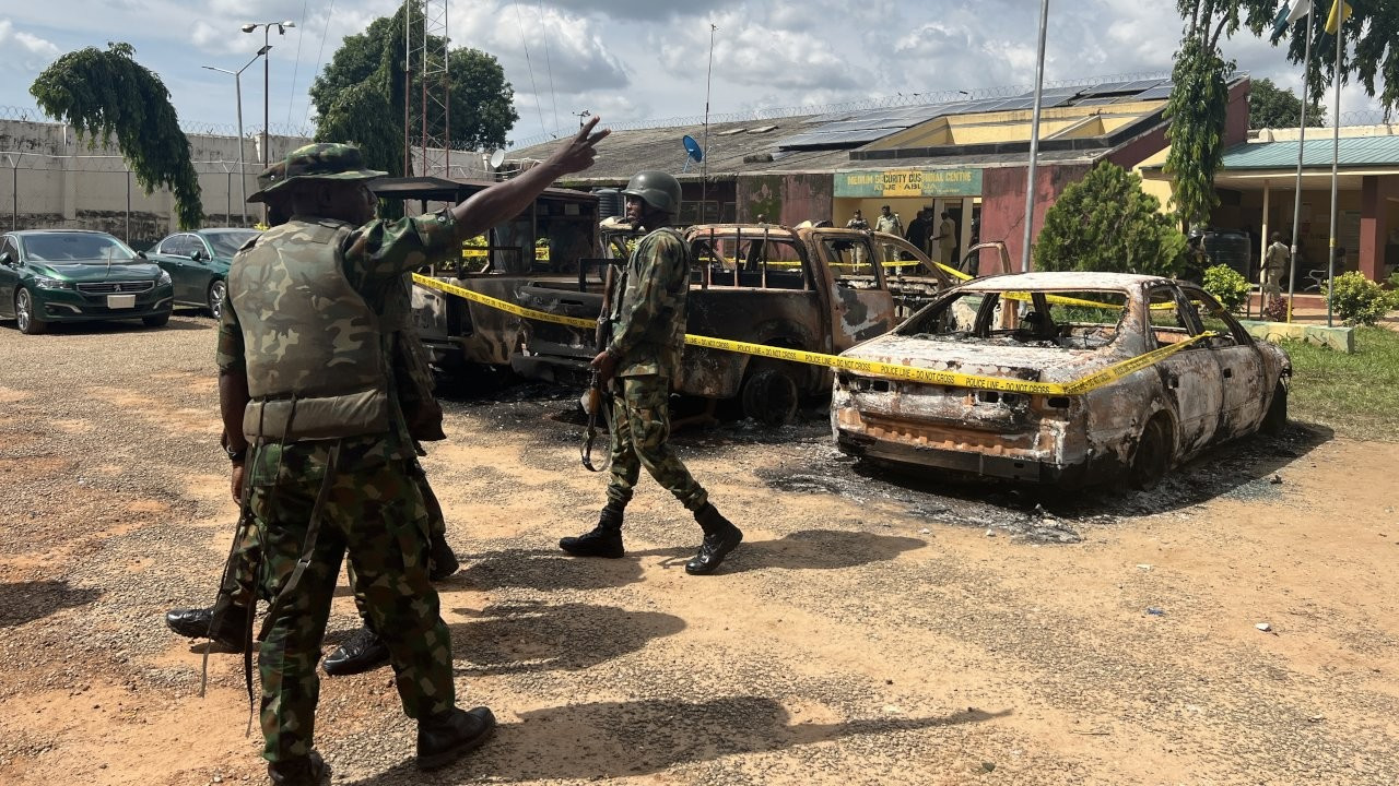 Nijerya'da cezaevine saldırı: 1 güvenlik görevlisi öldü, firar eden 600 mahkum aranıyor