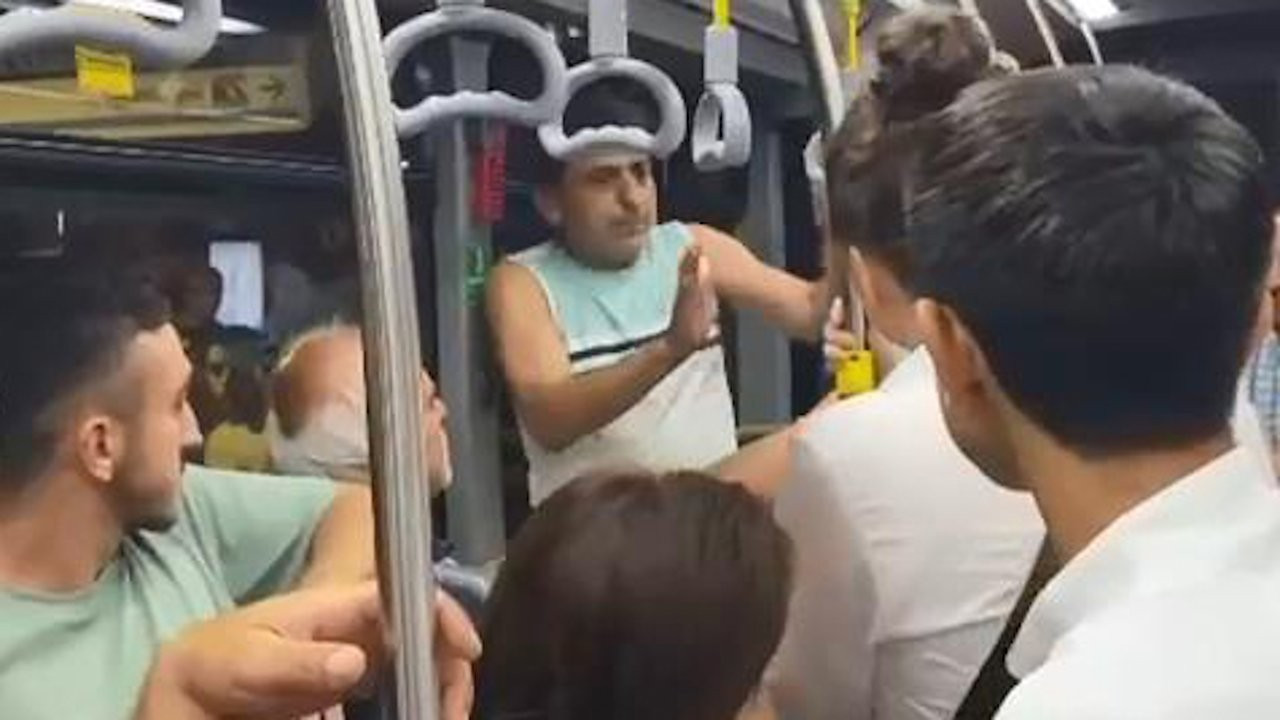 Metrobüste kadın yolcunun fotoğrafını çekerken yakalandı