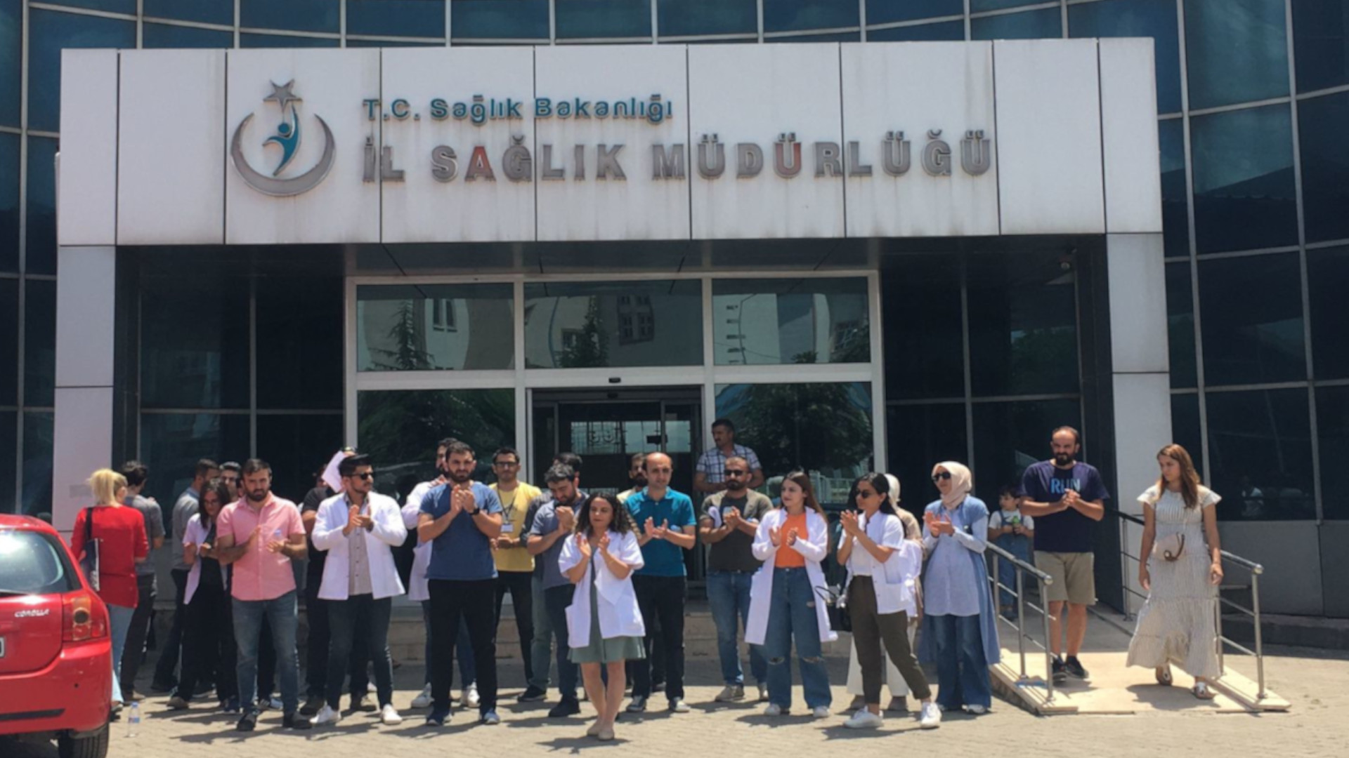 Bingöl’de sağlık çalışanları Bakan Koca’nın istifasını istedi