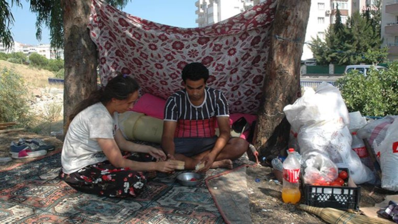 İzmir'de kirasını ödeyemeyen aile bayramda sokakta kaldı