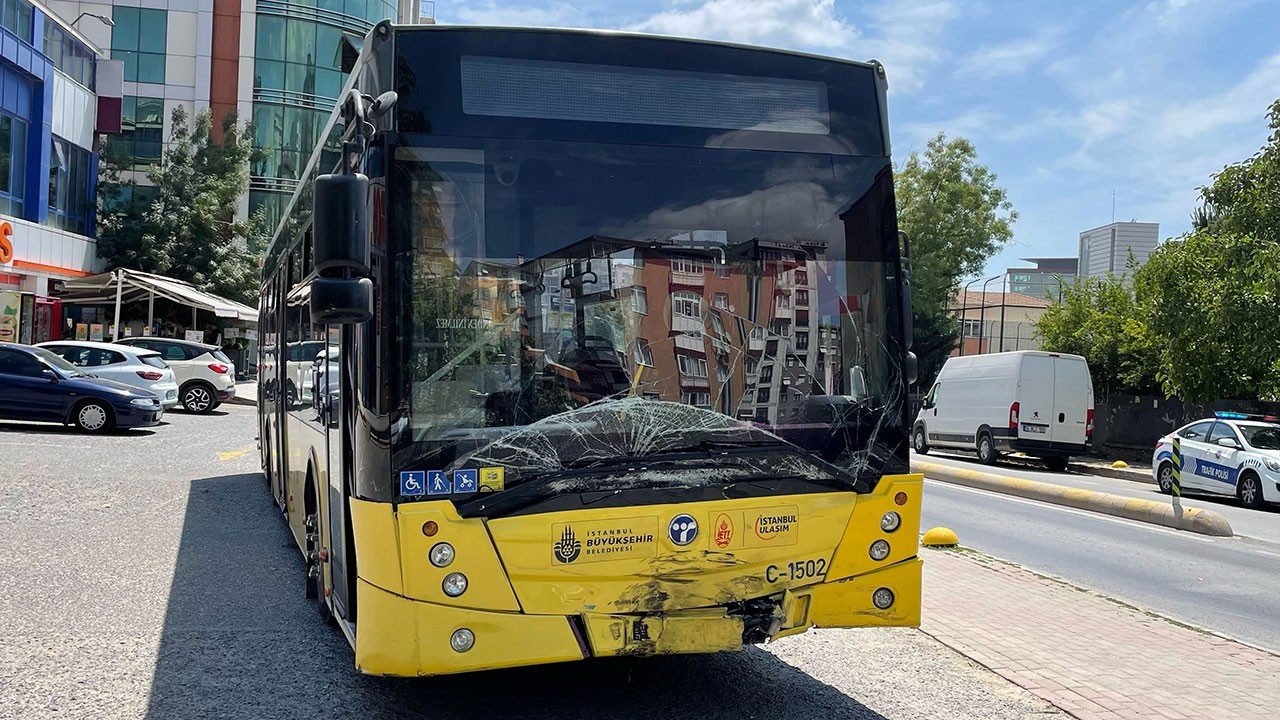 İETT otobüsü otomobille çarpıştı: 3 yaralı