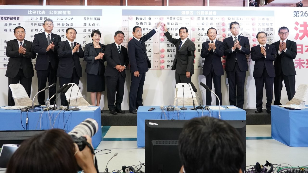Japonya'da seçimi öldürülen eski başbakan Abe'nin partisi kazandı