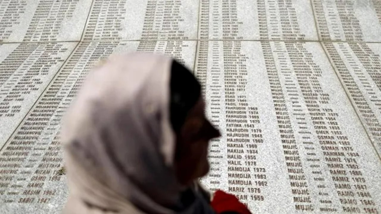 Hollanda'dan Srebrenitsa Soykırımı'nda öldürülenlerin ailelerine özür