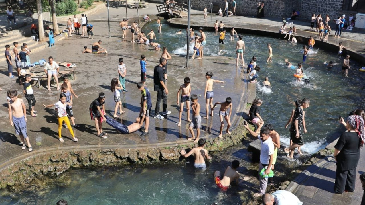 Diyarbakır'da tek çözüm süs havuzu: Ya boğulacağız ya da yüzeceğiz