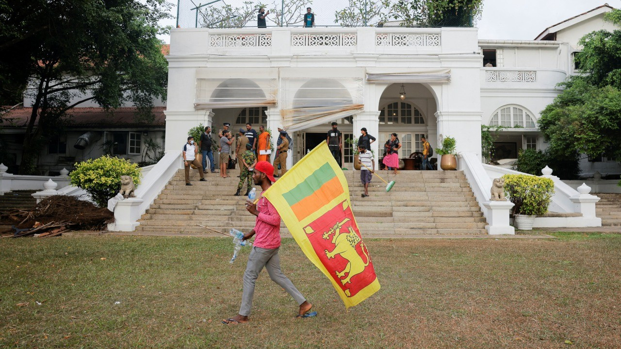 BBC: Sri Lanka Devlet Başkanı Rajapaksa askeri jetle kaçtı 
