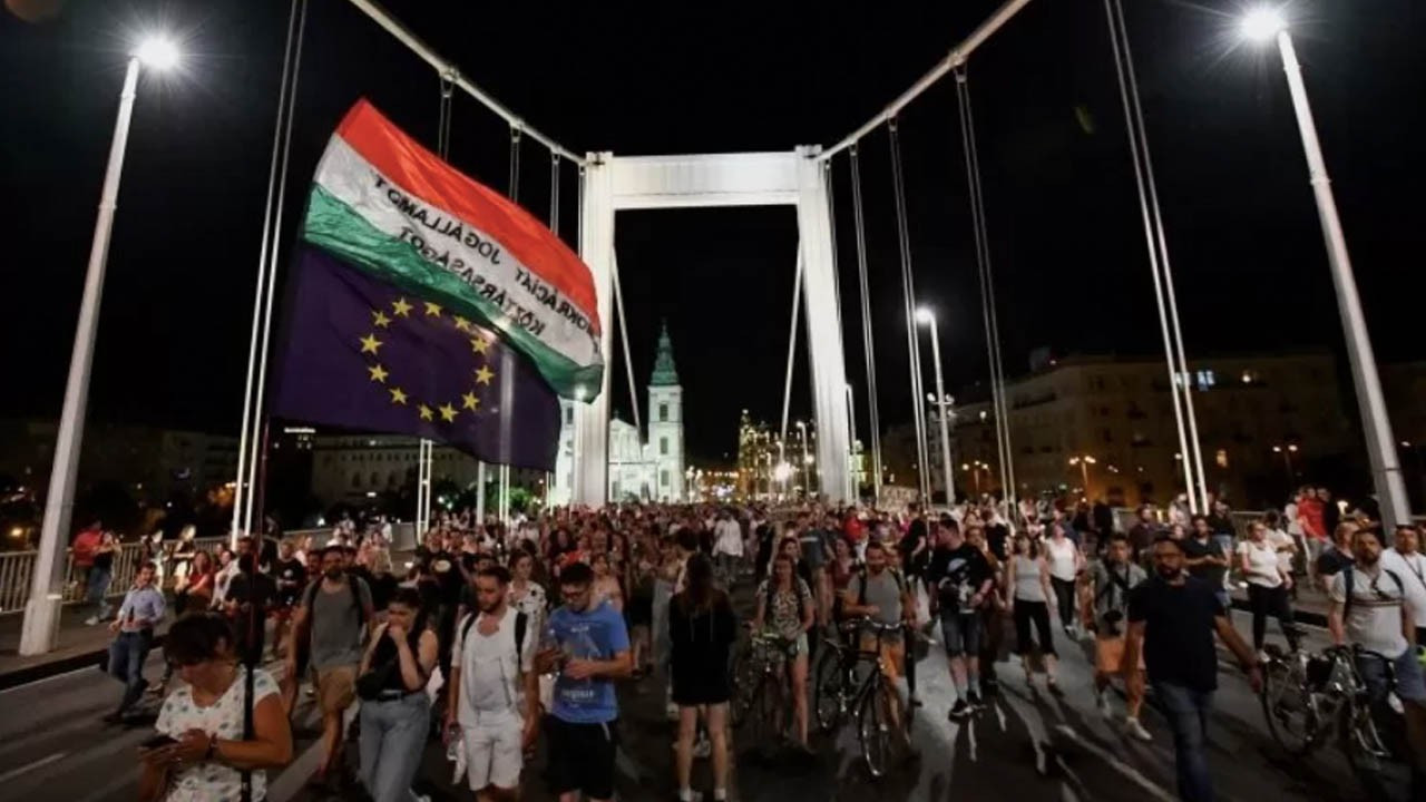 Macaristan'da vergi artışı protestosu: Eylemciler Budapeşte'de köprüleri kapattı