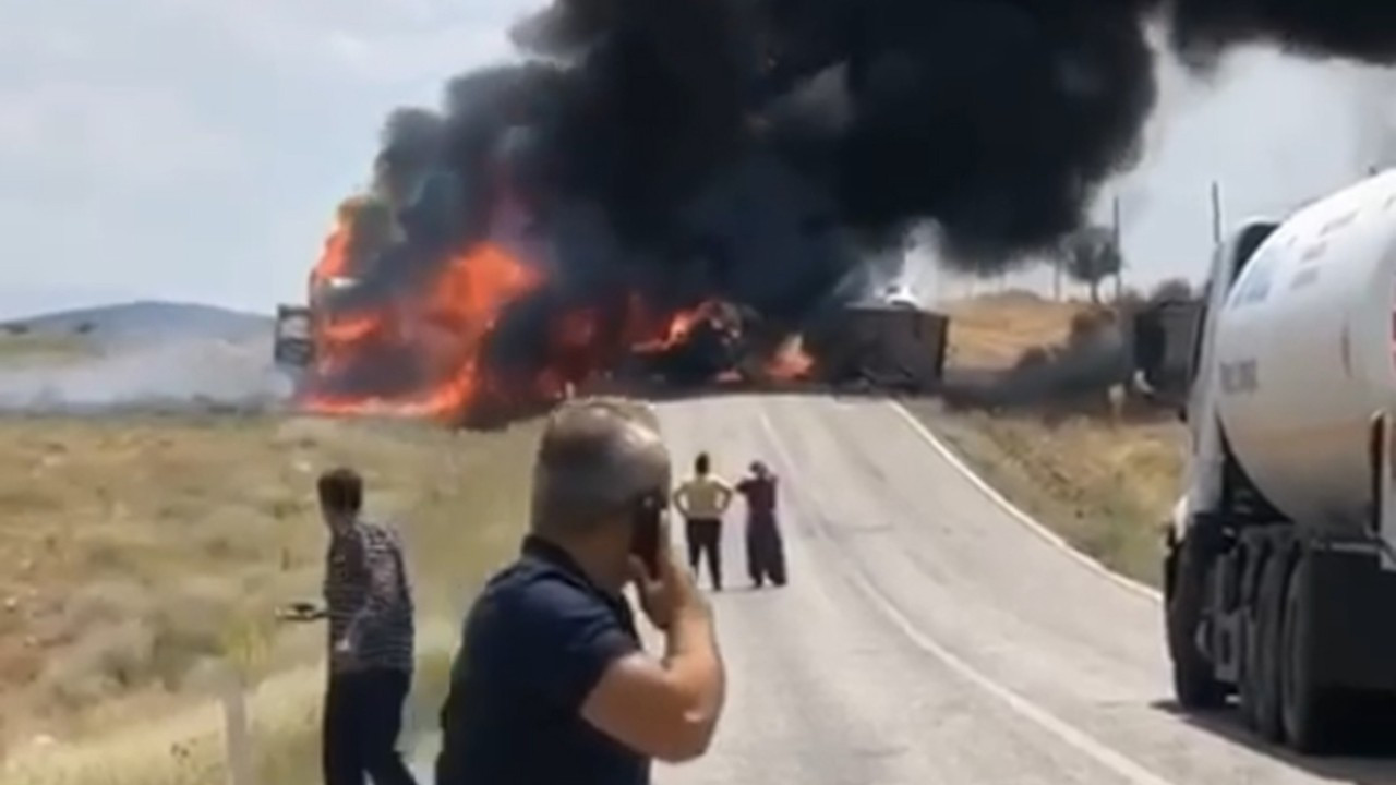 Antalya'da tır ile kamyonet çarpıştı: 3 ölü, 1 yaralı