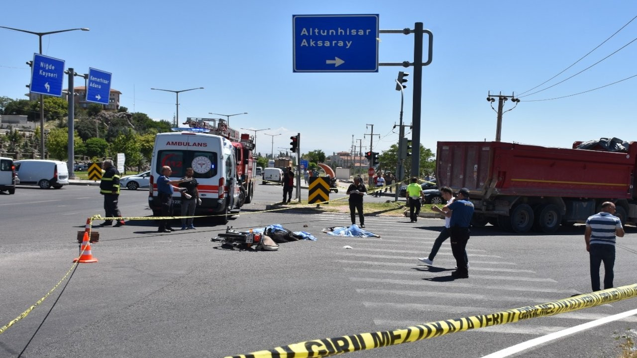 Niğde'de kamyon çarpan motosikletteki çift öldü