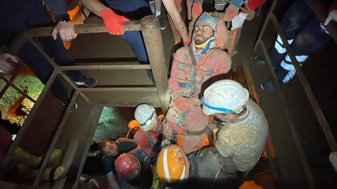 15 metreden mağaraya düşen 4 kişi, 12 saatte kurtarıldı