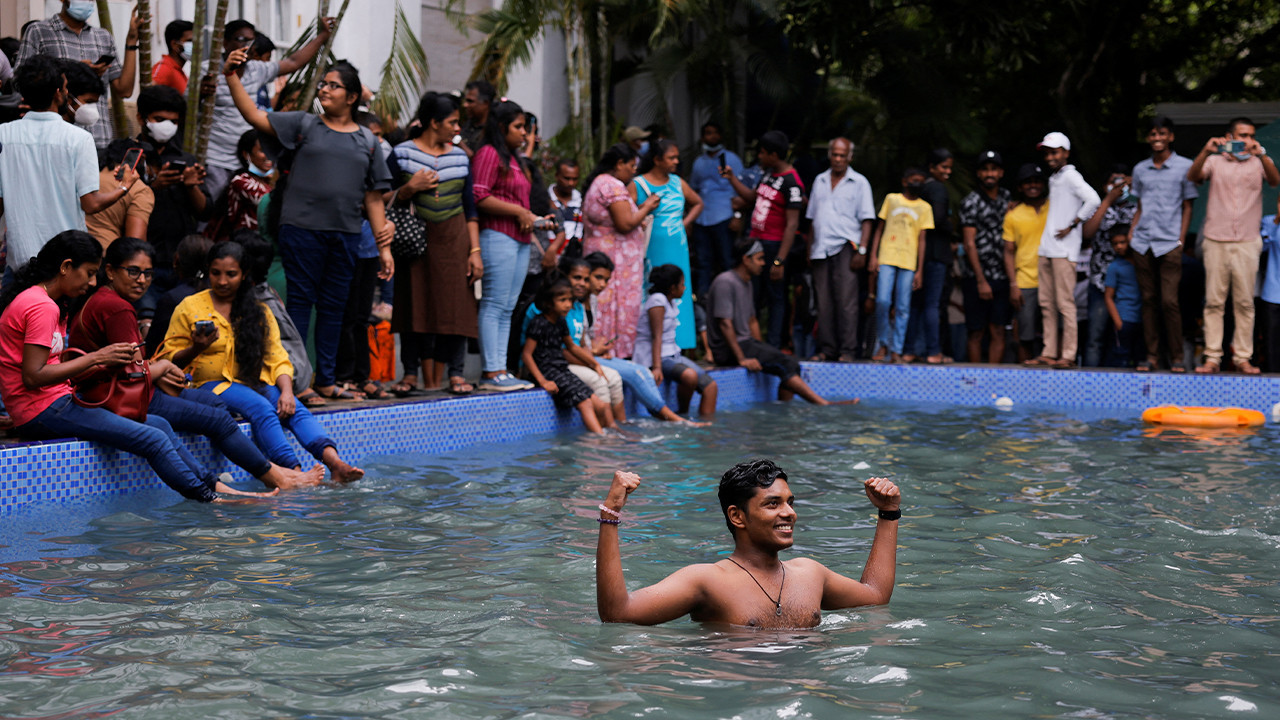 Sri Lankalılar başkanlık sarayını sevdi: Yüzen de var yemek yapan da