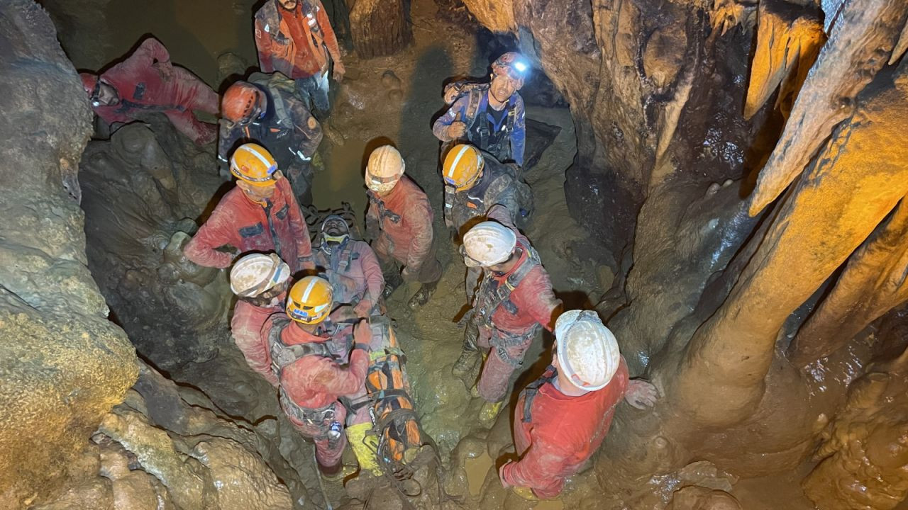 15 metreden mağaraya düşen 4 kişi, 12 saatte kurtarıldı - Sayfa 2