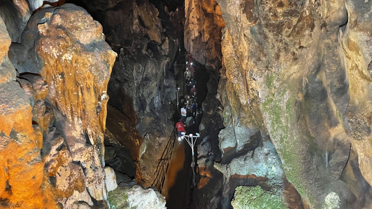 15 metreden mağaraya düşen 4 kişi, 12 saatte kurtarıldı - Sayfa 3
