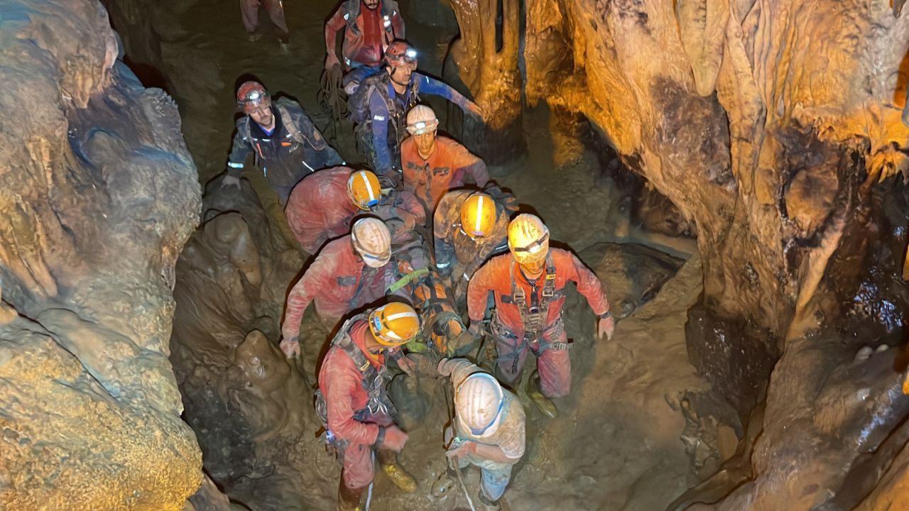 15 metreden mağaraya düşen 4 kişi, 12 saatte kurtarıldı - Sayfa 1